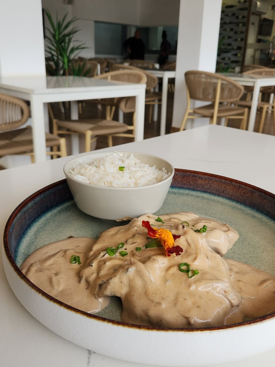 Pollo en salsa cremosa